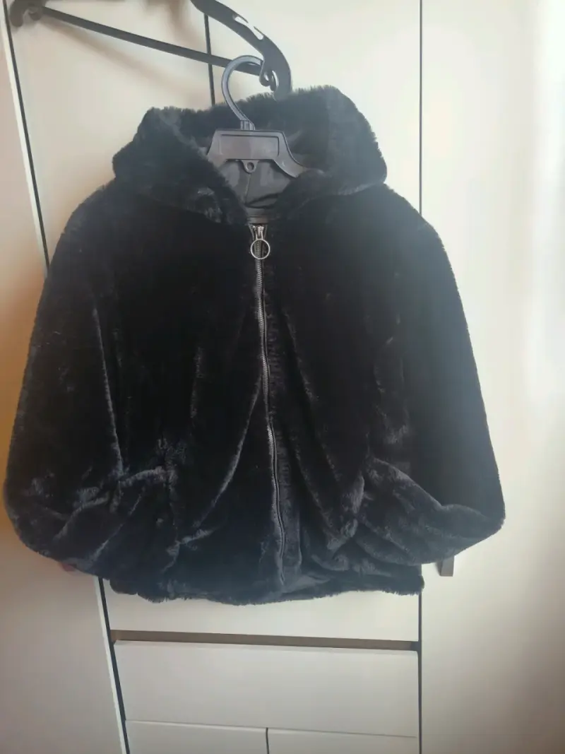 Chaqueta de peluche negra con capucha - 2