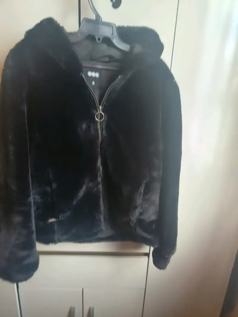 Chaqueta de peluche negra con capucha - 3