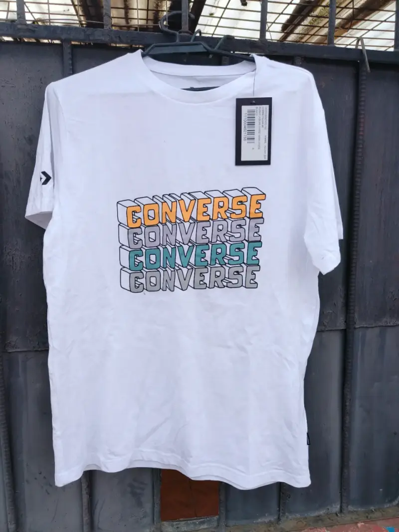 Polera Converse blanca con diseño gráfico