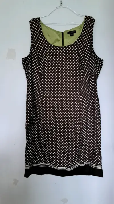 Vestido sin mangas con lunares negros y blancos - miniatura 1