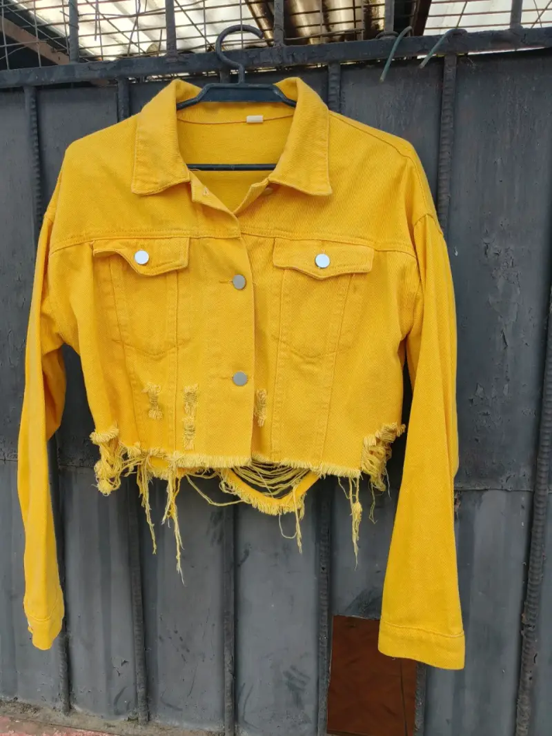 Chaqueta corta amarilla de mezclilla desgastada
