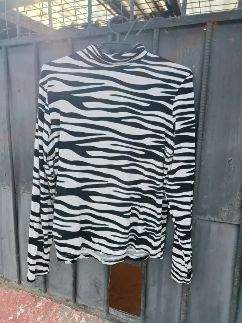 Polera de manga larga con estampado de cebra