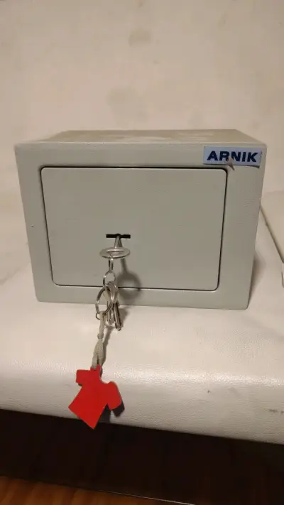 Caja fuerte Arnik con llave - miniatura 1