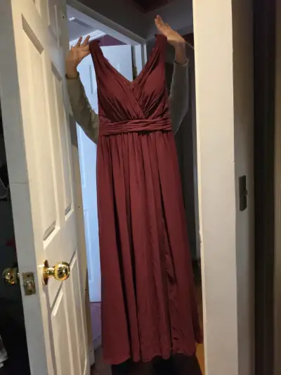 Vestido largo burdeo con diseño elegante - miniatura 2