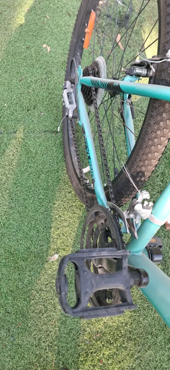 Neumático de bicicleta 26x2.10 en buen estado - 4