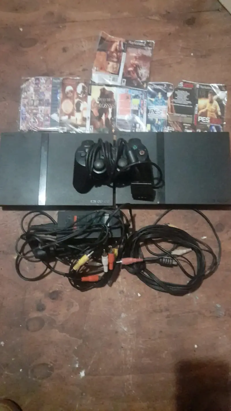 Consola PlayStation 2 con juegos y accesorios - 1