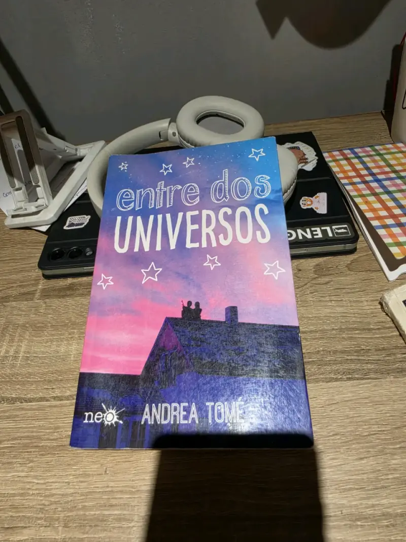 Libro 'Entre dos Universos' de Andrea Tomé - 1