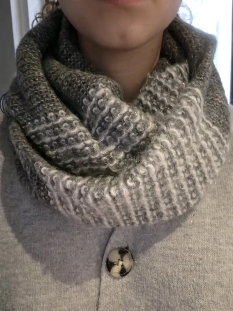 Bufanda crochet gris tejida a mano - 2