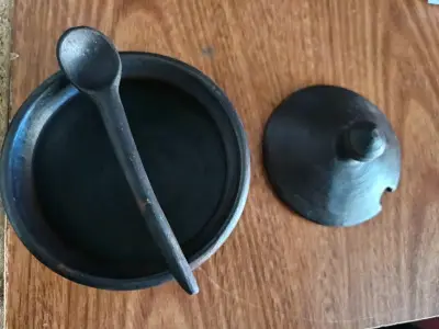 Azucarero y salero de greda. - miniatura 1