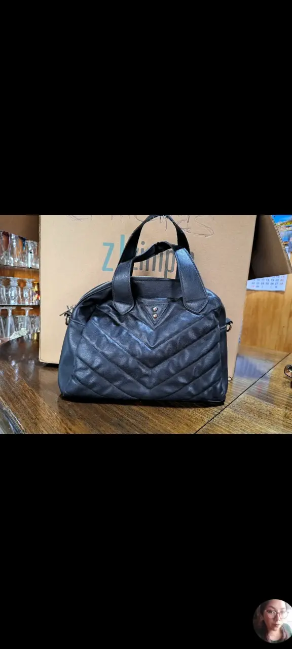 Bolso de mano negro acolchado elegante
