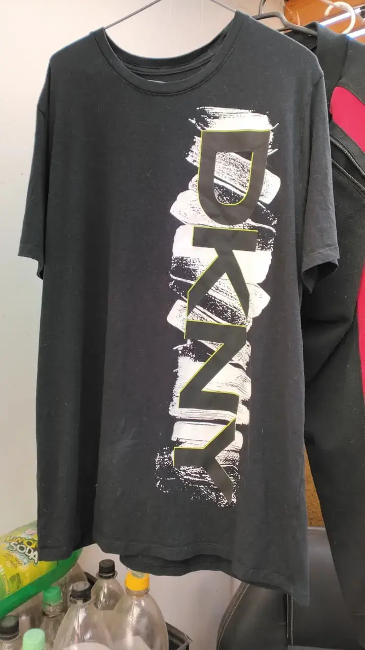Polera negra DKNY con diseño gráfico - 1