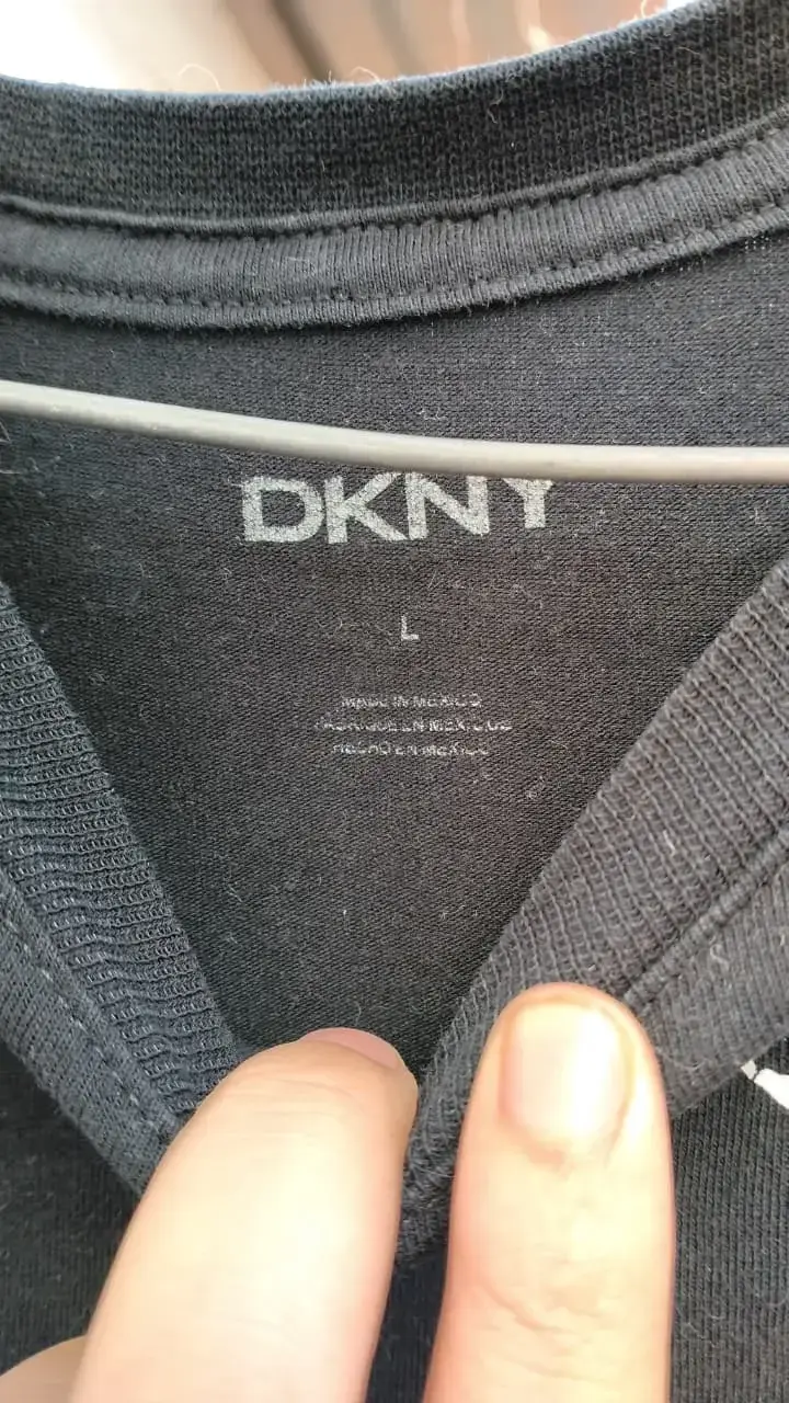 Polera negra DKNY con diseño gráfico - 2