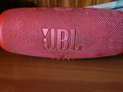 Parlante portátil JBL rojo resistente al agua - miniatura 1