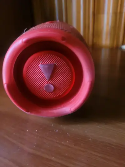 Parlante portátil JBL rojo resistente al agua - miniatura 2