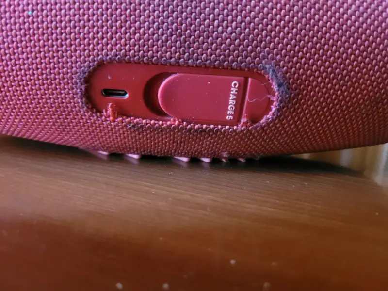 Parlante portátil JBL rojo resistente al agua - 3