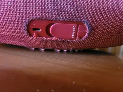 Parlante portátil JBL rojo resistente al agua - miniatura 3