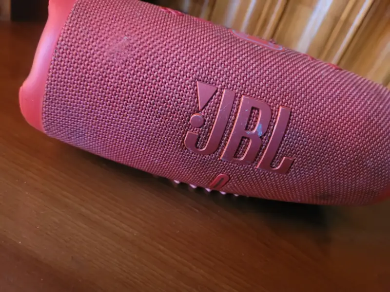 Parlante portátil JBL rojo resistente al agua - 4