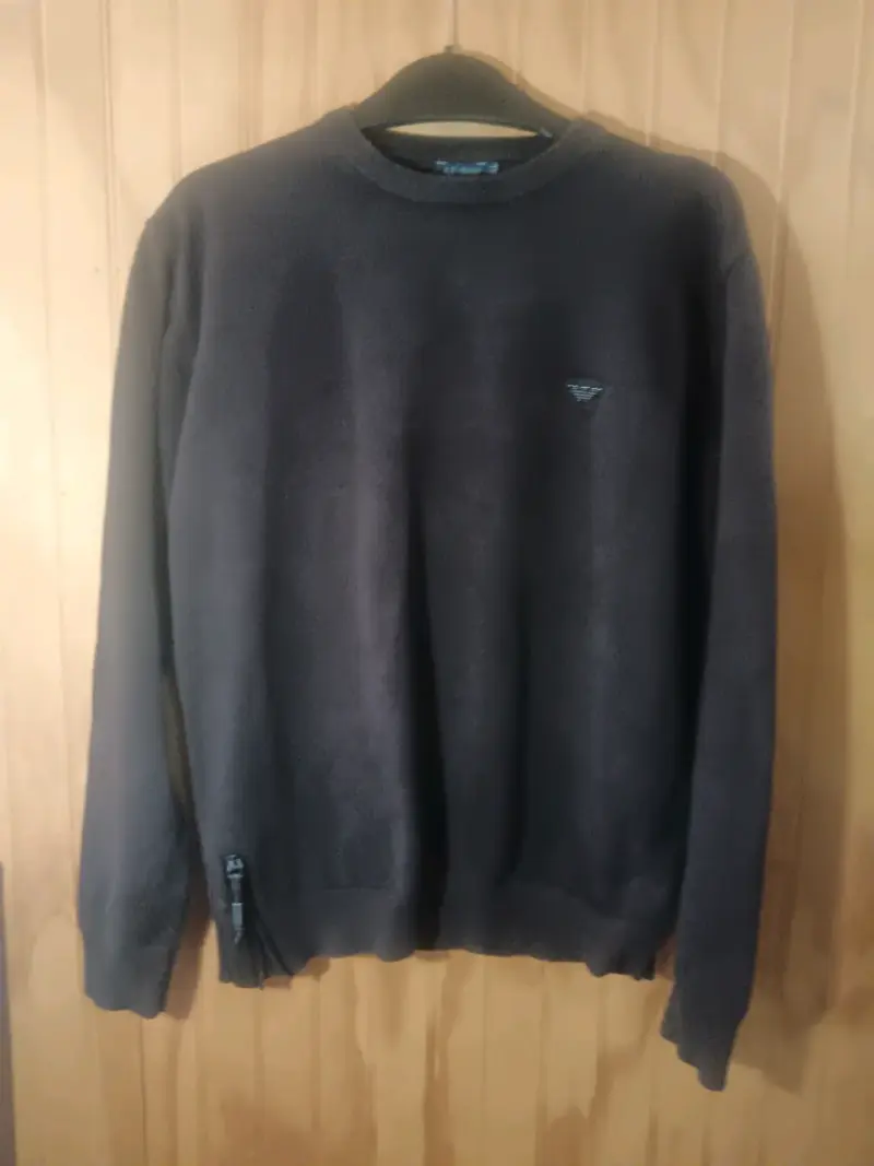 Suéter negro con logo discreto - 1