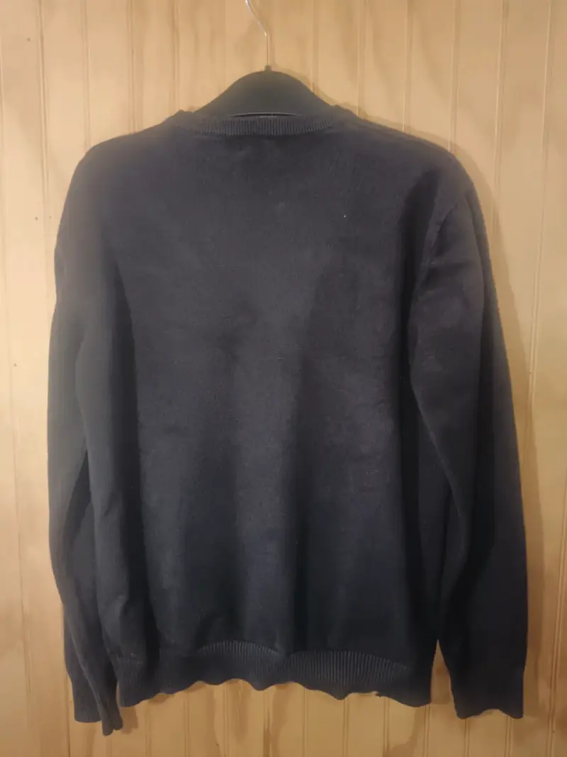 Suéter negro con logo discreto - 2