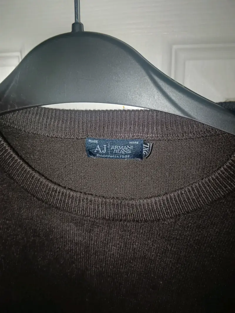 Suéter negro con logo discreto - 3