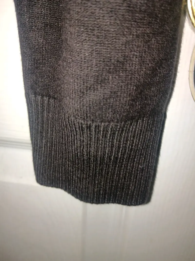 Suéter negro con logo discreto - 4