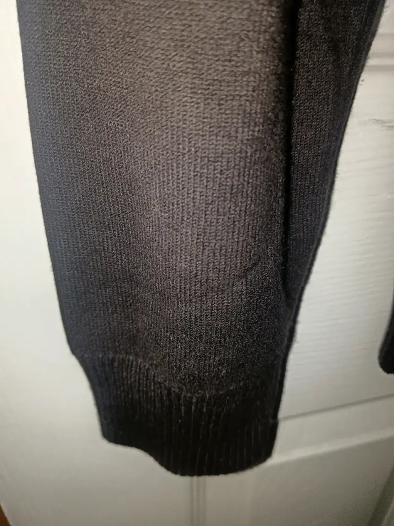 Suéter negro con logo discreto - 5