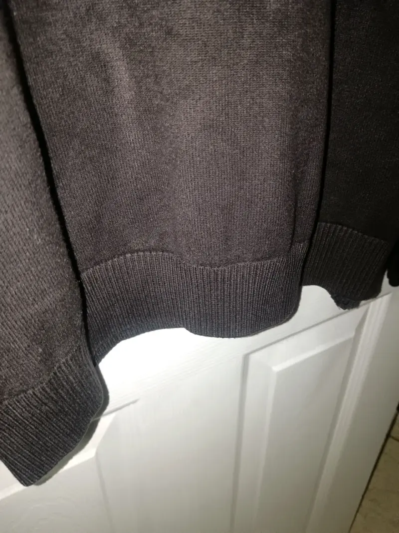 Suéter negro con logo discreto - 6