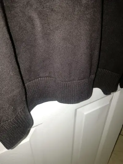 Suéter negro con logo discreto - miniatura 6
