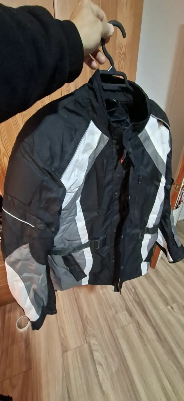 Chaqueta de moto negra con detalles reflectantes - 1