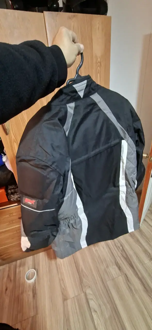 Chaqueta de moto negra con detalles reflectantes - 2