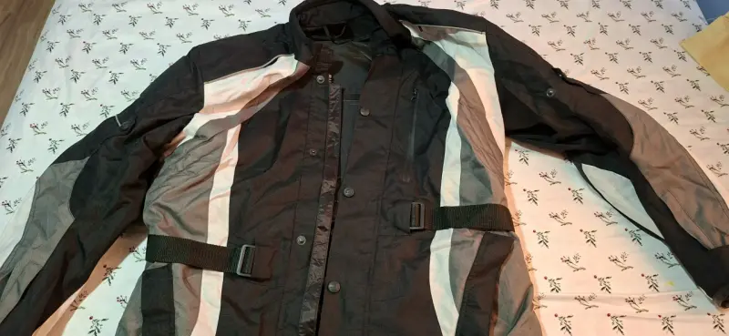 Chaqueta de moto negra con detalles reflectantes - 3