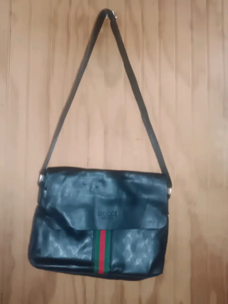 Bolso bandolera Gucci negro con detalle verde y rojo - 1