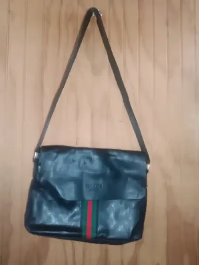 Bolso bandolera Gucci negro con detalle verde y rojo - miniatura 1