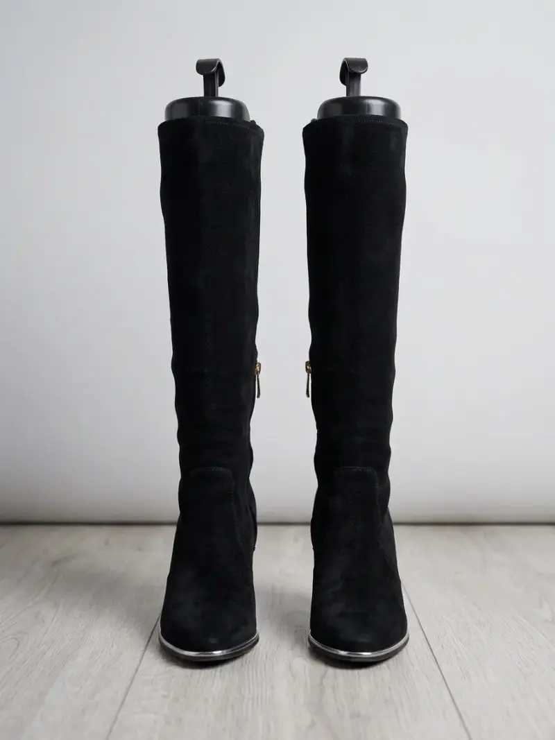Botas altas negras de gamuza con cierre - 1