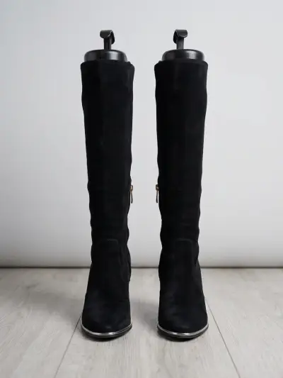Botas altas negras de gamuza con cierre - miniatura 1