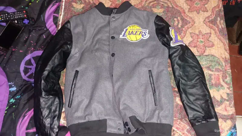 Chaqueta varsity Los Angeles Lakers gris y negra - 1