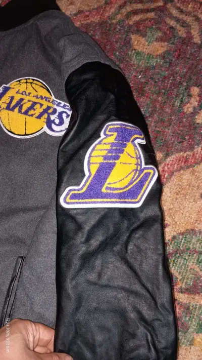 Chaqueta varsity Los Angeles Lakers gris y negra - miniatura 3