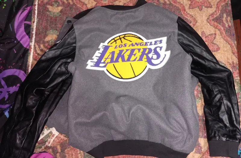 Chaqueta varsity Los Angeles Lakers gris y negra - 4