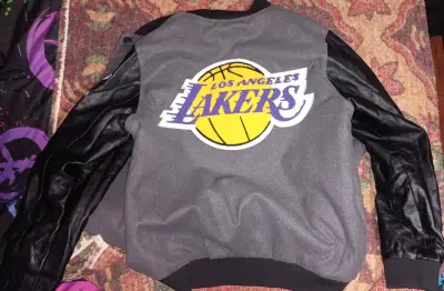 Chaqueta varsity Los Angeles Lakers gris y negra - miniatura 4