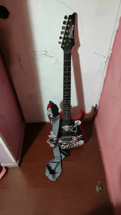 Guitarra eléctrica Ibanez con diseño personalizado - miniatura 1