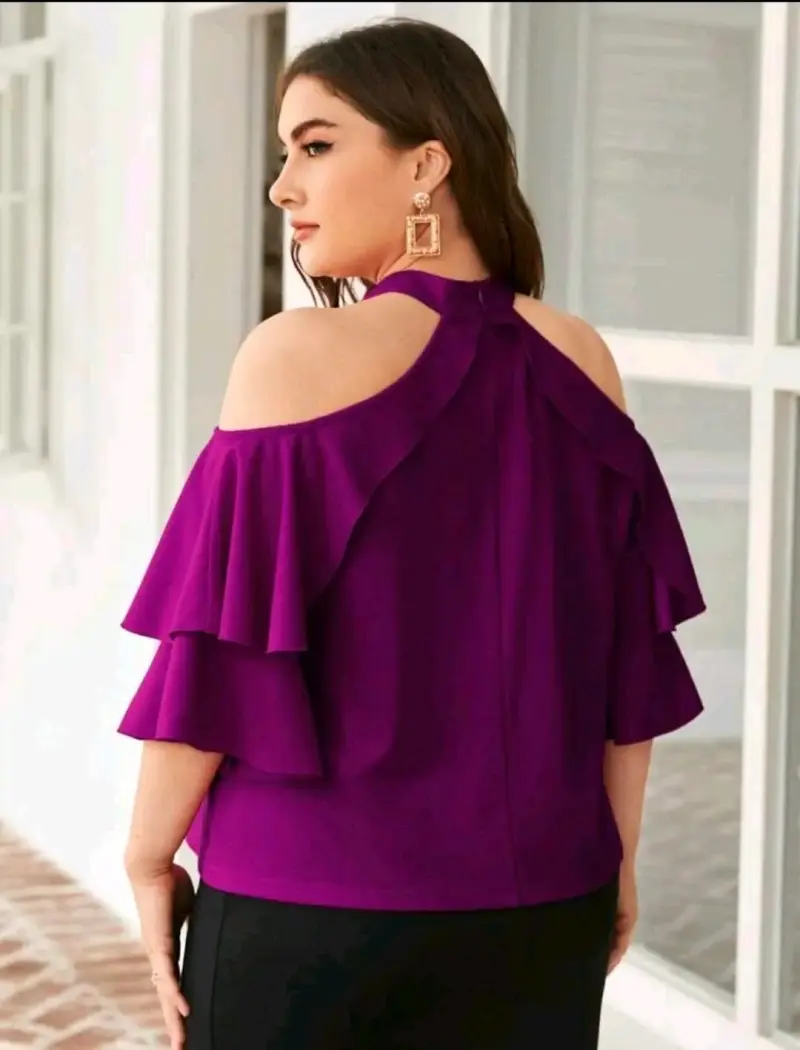 Blusa morada con hombros descubiertos - 2