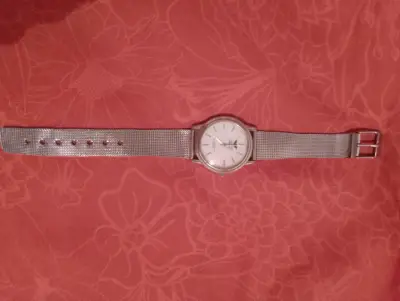 Reloj análogo de pulsera plateado - miniatura 1