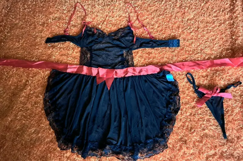 Conjunto de lencería negro con encaje y lazo