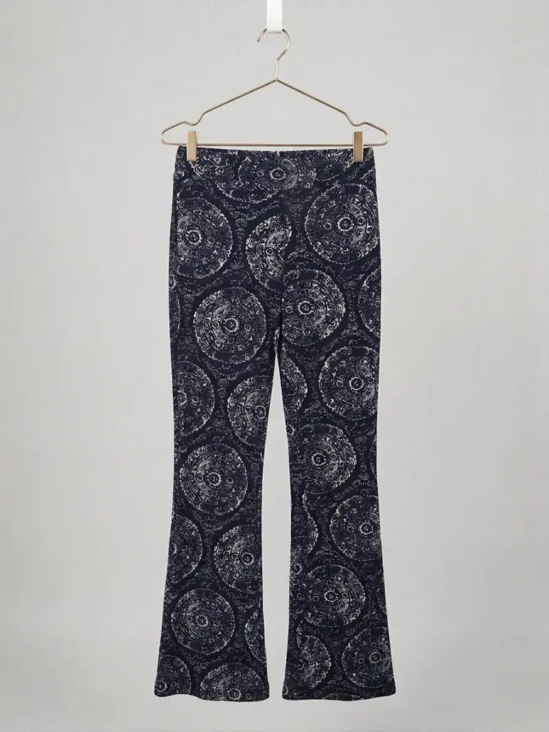 Pantalones acampanados estampados en negro