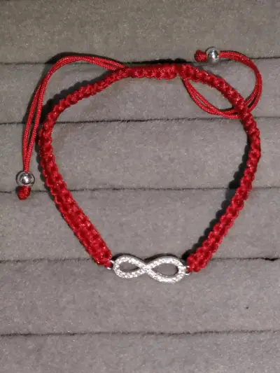 Pulsera roja con símbolo de infinito - miniatura 2