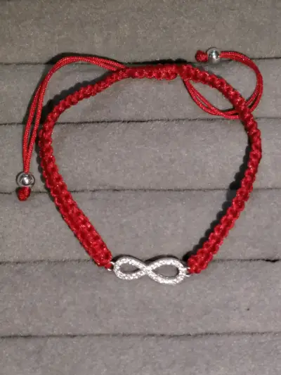 Pulsera roja con símbolo de infinito - miniatura 3