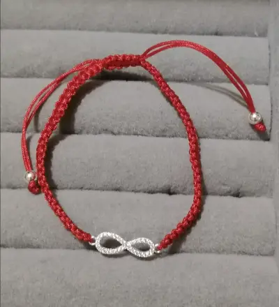Pulsera roja con símbolo de infinito - miniatura 4
