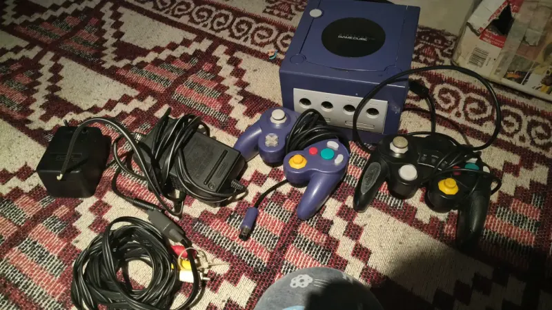 Consola Nintendo GameCube con controles y cables - 1