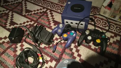 Consola Nintendo GameCube con controles y cables - miniatura 1
