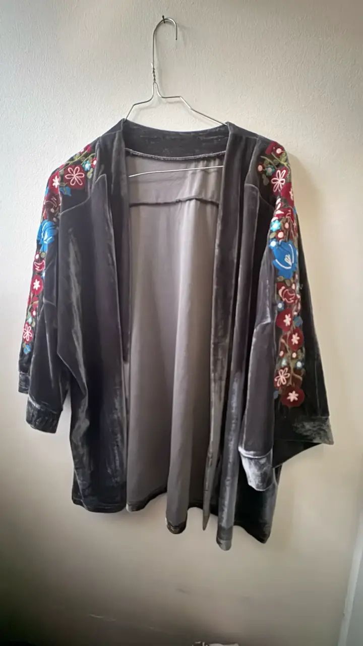 Kimono de terciopelo con bordado floral